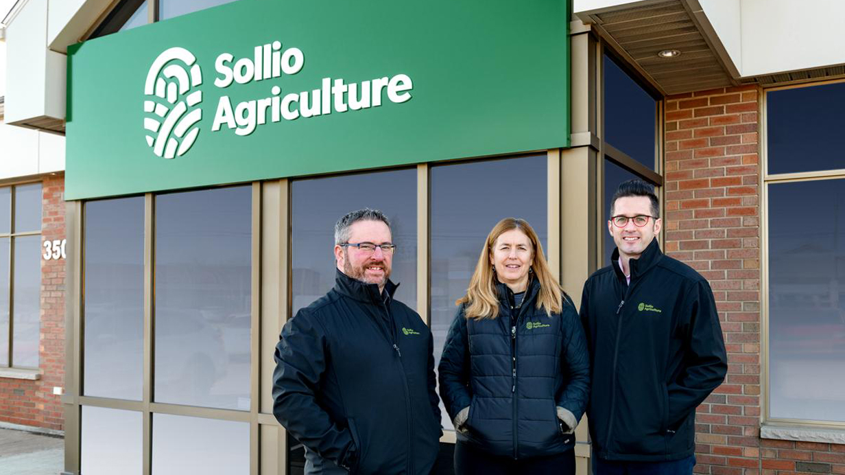 Marty Donnelly et ses collègues sourient devant les bureaux Sollio Agriculture à Moncton.