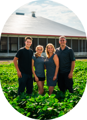 Une famille agricole dans un champ qui travaille pour nourrir le monde. 