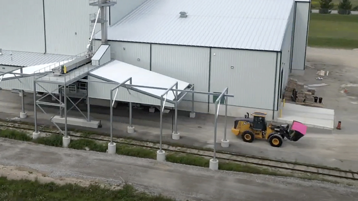 La nouvelle usine à St. Thomas, en Ontario qui utilise une technologie novatrice d’enrobage pour fabriquer le fertilisant à libération contrôlée PurYield.
