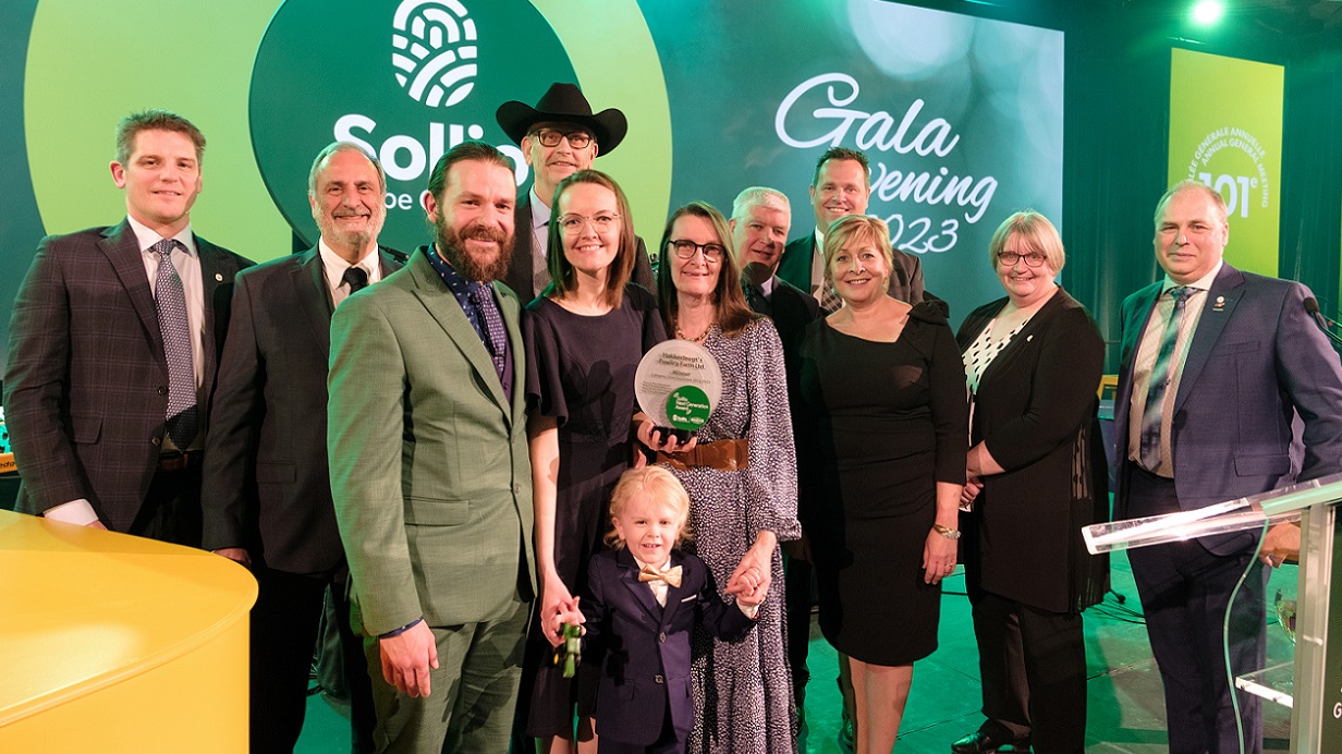 La famille Hakkesteegt, gagnants du Prix relève 2023, accompagnée des représentants de Sollio Agriculture.