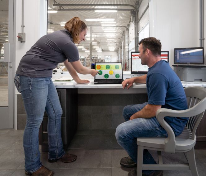 A dairy farmer and a Sollio Agriculture agri-advisor discuss about a Lactascan report.