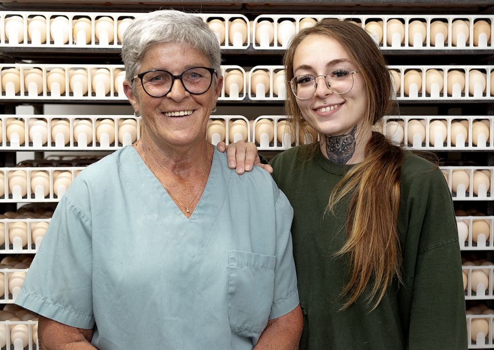 Two employees of different generations, from Ferme Colibri Ltée in poultry production.