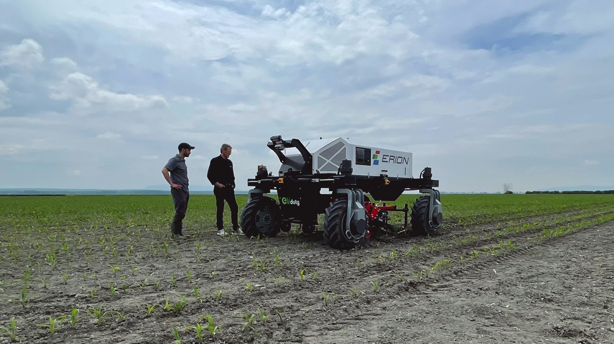 Le robot désherbeur Erion en action dans le champ à la ferme de recherche.