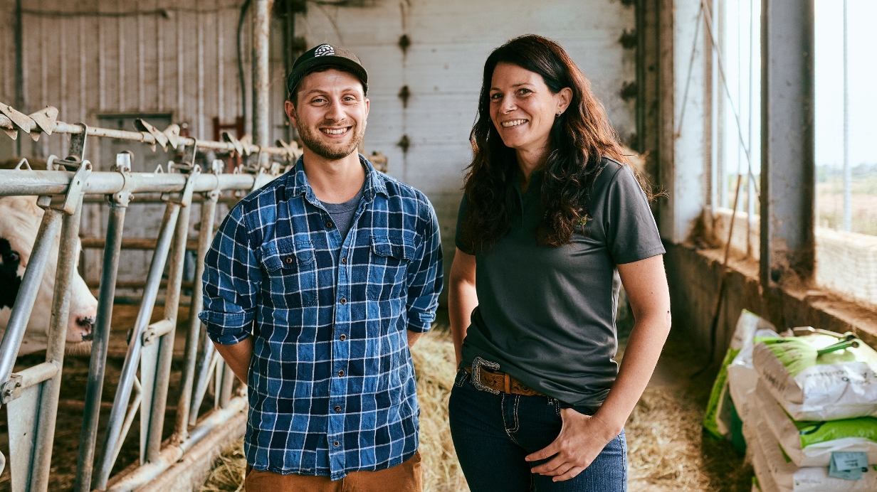 Kim Lamoureux d'Uniag Coopérative accompagne le producteur laitier Samuel Grégoire dans l'étable de la Ferme des étangs. 