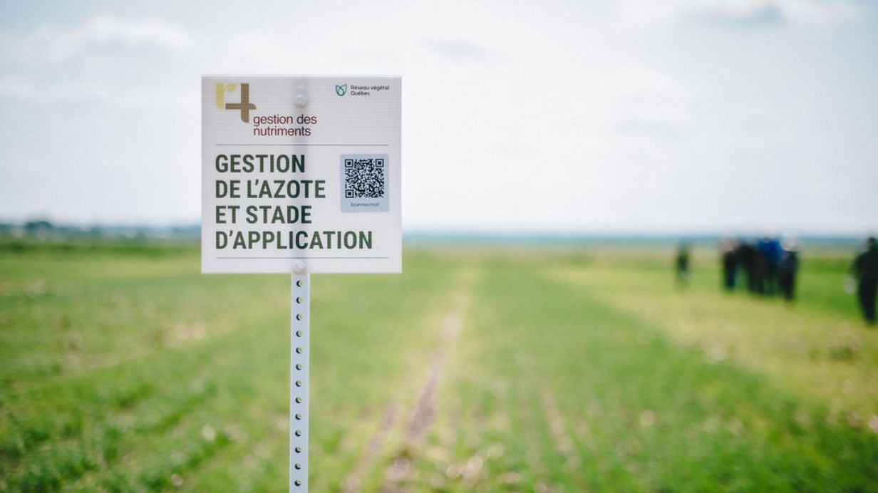 Une affiche montre le projet de gestion de l'azote selon le principe 4B à la ferme de recherche de Sollio Agriculture.