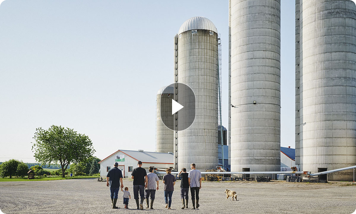 Une famille marche vers une ferme.
