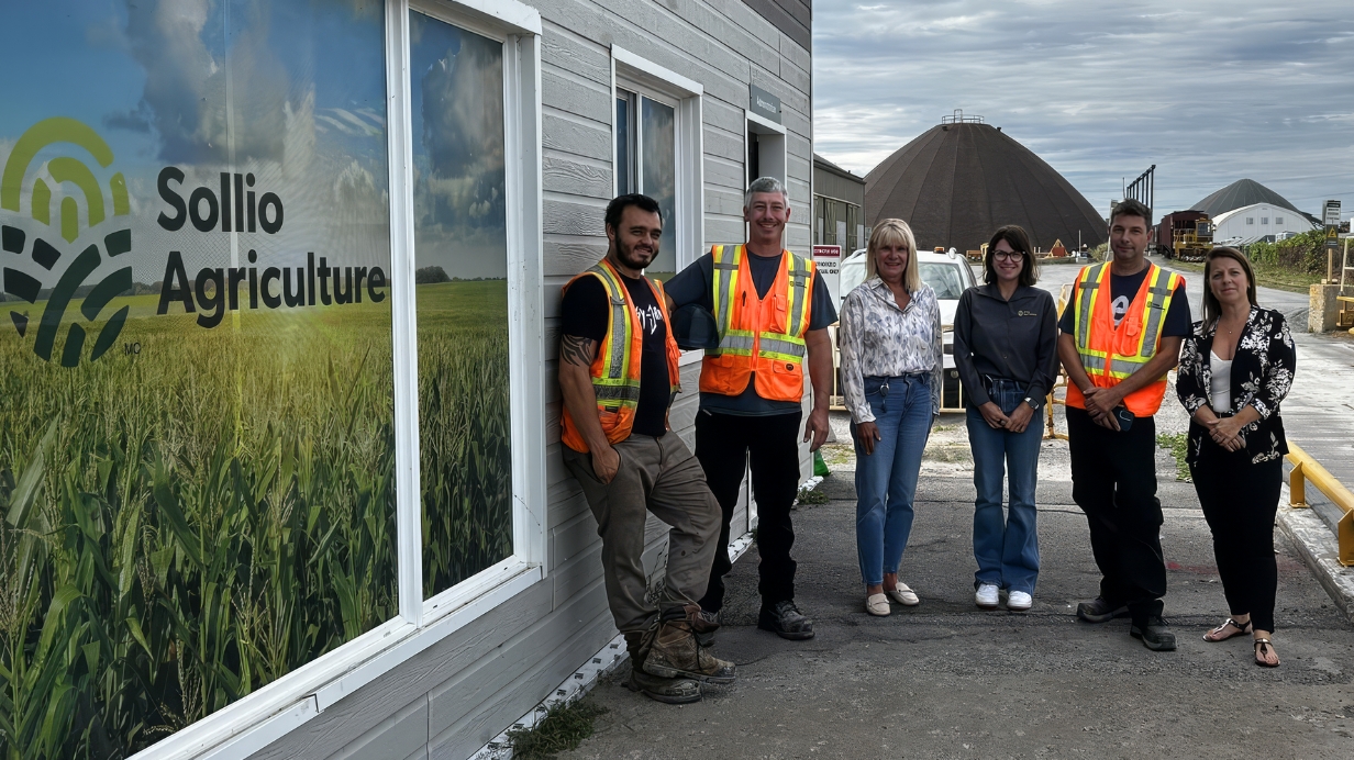 Six employés devant les bureaux du Centre de distribution de fertilisants Côte-Sainte-Catherine. 