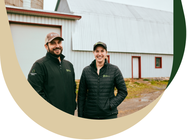 L’experte-conseil Camille Beauchemin et le producteur Dany Courchesne travaillent sur le bilan carbone et la décarbonation de la ferme. 
