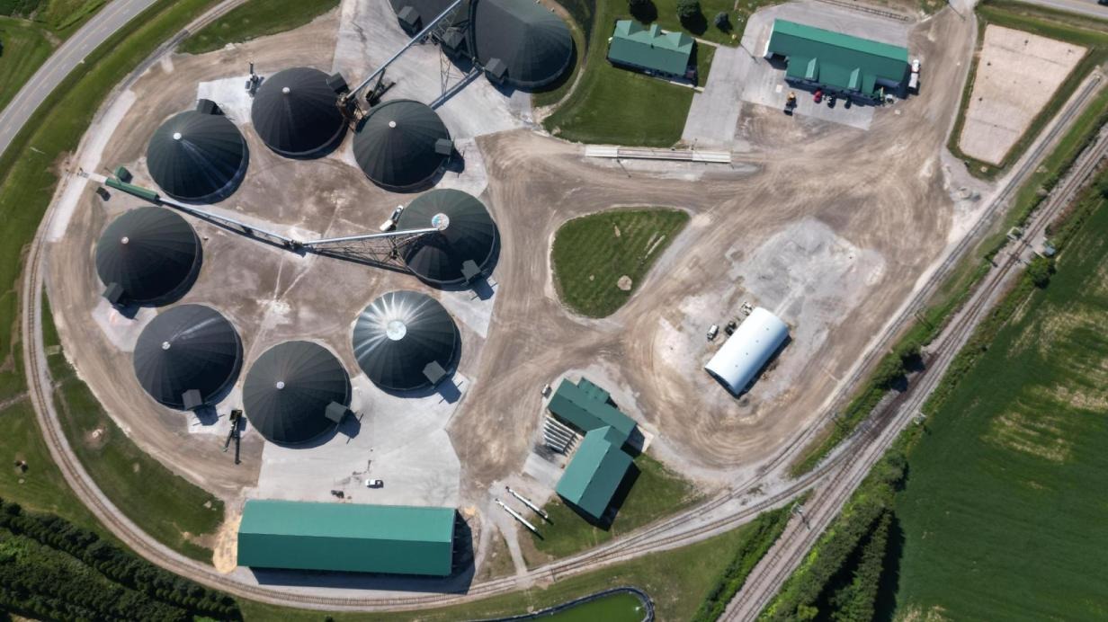 Le terminal Agromart vue de haut, avec ses neuf dômes et son entrepôt de fertilisants.